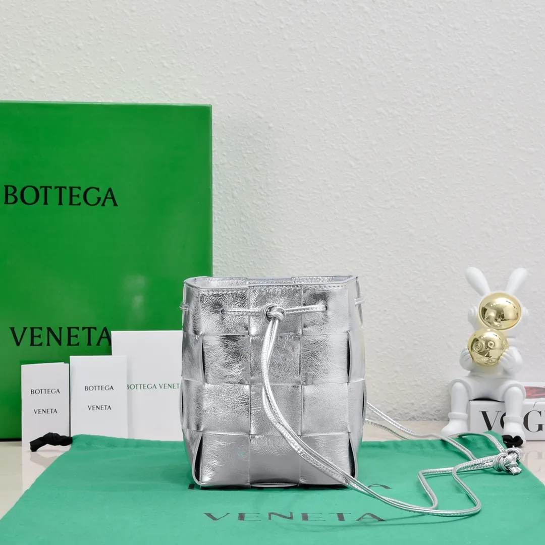 Batch 1460 large size/sterling silver 🔻Bottega veneta* new woven small bucket bag latest series# The square bag shape is matched with classic woven elements, drawstring design, minimalism, and has a particularly large capacity. Every color is beautiful, it is simple but has a cool style, both men and women can control it, and the upper body is fashionable and classy! Style number: 6612# Large size; 18*14*14cm